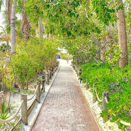 The Village Breeze - 2 Units, 4Br, 4Bath, Pool, Beach- Siesta Village Living!